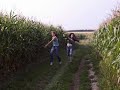Délire entre amies dans un champ =) Délire entre amies dans un champ =)