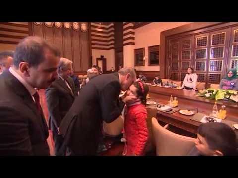 أردوغان يستقبل أطفال اللاجئين السوريين والعراقيين في قصره