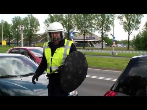 Gelredome - Aan het einde deelde een team van de politie ook nog klappen uit. Vandaar uit kon ik nog net optijd wegkomen. Jammer dat ik het niet in beeld kon brengen, va...