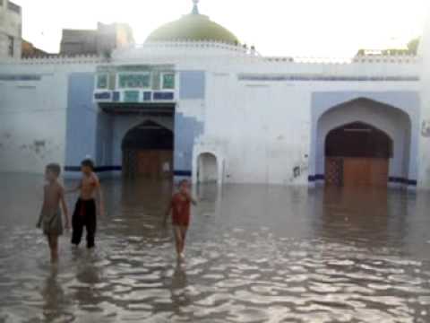 Varias casas quedaron destruidas por las inundaciones en Pakistán 