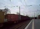 Ein Güterzug fährt durch den Bahnhof von Verden