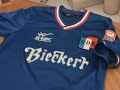 diego el�as, dirigente y coleccionista de camisetas del deportivo espa�ol, nos invita a su casa para mostrarnos las mejores piezas de su colecci�n.

para saber m�s, visit�nos en www.arteysportweb.com.