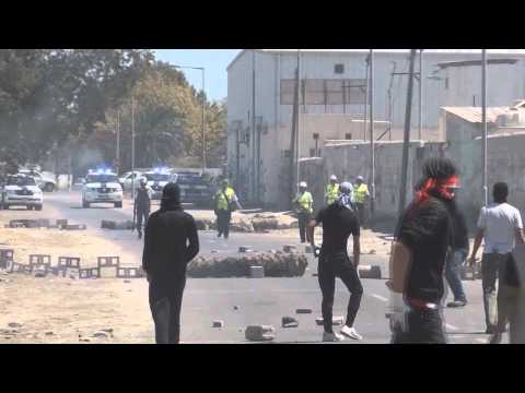 Bahrain - مواجهات بين متظاهرين وقوات المرتزقة بعد محاولة المحتجين للاعتصام على الشارع العام .. البحرين - بلدة الكورة.