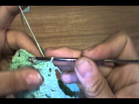 cuadritos a crochet - http://www.youtube.com/user/rnenoc AQUI VERAS UNA OPCION PARA UNIR LAS PRENDAS TEJIDAS, CUADROS O CUADRADOS CON PUNTO DESLIZADO. PASO A PASO, FACIL, SIMPLE Y...