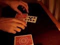 Típico juego en el que la carta elegida termina entre otras 2 cartas, pero esta vez boca arriba.