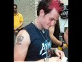 the wonderful benji madden from gc along to yellowcard's 'my only one'
;)