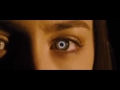 Más Info www.trailersyestrenos.es Melanie Stryder (Saoirse Ronan) se niega a desaparecer. La tierra ha sido invadida por criaturas que han tomado el control de las mentes de los humanos en los que se hospedan, dejando los cuerpos intactos, y la mayor parte de la humanidad ha sucumbido. Wanderer, el alma invasora que habita el cuerpo de Melanie, se enfrenta al reto de vivir dentro de un humano las emociones abrumadoras, los recuerdos demasiado intensos, pero hay una sola dificultad que Wanderer no consigue vencer: la anterior propietaria de su cuerpo lucha por retener la posesión de su mente. Melanie inunda la mente de Wanderer con visiones del hombre que ama, Jared (Max Irons), un humano que vive oculto, hasta el punto de que, incapaz de controlar los deseos de su cuerpo, anhela a un hombre al que jamás ha visto. Una serie de circunstancias externas las convierte en aliadas muy a su pesar y parten en busca del hombre que ambas aman a la vez. Estreno en España: 29 de Marzo de 2012 (El trailer pertenece a la productora y distribuidora de la película y ha sido subido sin ánimo de lucro).