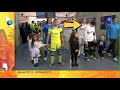 Iker Casillas pone un moco en la cara de un niño