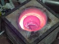 www.mimecanicapopular.com Aqui muestro mi horno para fundir aluminio, el diseño es de la revista mecanica popular y se encuentra en la red. para mi mas que interesante ya que me permite hacer diferentes partes en aluminio. Sobre el horno es importante que seque muy bien antes de ponerlo a funcionar.y el crisol (lugar donde se coloca el aluminio ) generalmente son realizados de grafito y tierras especiales para alta temperatura... pero yo utilice la parte superior de los cubre valvula de los cilindros de 45 tapandole los respiraderos con una buena soldadura. se descascara un poco por las temperaturas pero se consiguen muy facil y ni las cobran.. Hay que recordar que es aluminio fundido mas de 1000º C asi qie es muy util tener unas buenas pinzas y vestimenta gruesa. Esto quema y de encerio... Generalmente realizo el contramolde en madera y luego hago el molde en arena de silice. A la tierra (arena de silice, carbon y arcilla) del molde la consegui en una fundicion en el parque industrial. ya que no se compra en comercios.