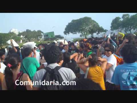 Participantes nos muestran la divertida guerra de almohadas de Miraflores