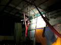 Acrobacia aérea en telas desde cámara en mano