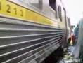 un mercado entre las vias dle tren
