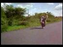 ully empinando moto