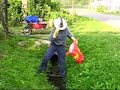 Hasiči Benešov - vytažení 4 1,5 voltových baterii z potoka