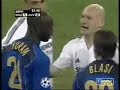 ruddy lilian thuram-ulian... la momia, el pescador, thuram-kamon. en sus comienzos jugaba como delantero. a los 20 a�os de edad, se march� al sur de francia para iniciar en serio su carrera profesional en las filas del m�naco, al que lleg� en 1991 y donde se reconvirti� en lateral derecho, aunque tambien podia jugar de defensa central. en el m�naco se proclam� campe�n de liga en 1996, y dos veces campe�n de la copa francesa en 1994 y 1996. ese mismo a�o firm� por el parma fc, club que junto a otros jugadores de renombre, como fabio cannavaro, gianluigi buffon, hern�n crespo y otros, levantaron la copa de italia y la copa de la uefa, en 1999. en 2001 llega a juventus donde logra ganar en 2002 y 2003 la liga italiana, incluyendo un subcampeonato de la liga de campeones de la uefa, donde perdieron ante el ac milan. en 2006 ficha por el fc barcelona, junto con su amigo y compa�ero gianluca zambrotta. en dos temporadas tuvo una actuaci�n irregular y marcada de lesiones. disput� su �ltimo partido como blaugrana el 17 de mayo de 2008, en el estadio de la condomina frente al real murcia, donde su equipo gan� por 5 goles a 3, saliendo de titular y jugando 70 minutos, siendo sustituido en el minuto 25 de la segunda parte por el canterano fali. thuram estuvo a punto de fichar por el psg franc�s en verano de 2008, tras jugar con su selecci�n la eurocopa de austria y suiza, pero la detecci�n de una malformaci�n card�aca durante el reconocimiento m�dico paralizaron su fichaje y finalmente el 1 de agosto de 2008 decide retirarse del f�tbol profesional como consecuencia de dicha malformaci�n. ha sido internacional con la selecci�n de f�tbol de francia en la copa mundial de f�tbol de 1998 y copa mundial de f�tbol de 2006 y el que m�s partidos ha jugado con la selecci�n gala en la historia. en ella aport� s�lo 2 goles oficiando de lateral derecho, en el mundial de 1998, instancia de semifinales contra croacia. sus 2 goles le permitieron  a la selecci�n llegar a la final del mundial que posteriormente lo ver�a consagrarse. un gran defensor, de los m�s completos de la historia del f�tbol.