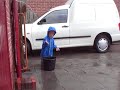 in de regen spelen