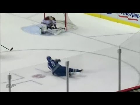 Video: Henrik Sedin buries a one-timer while falling