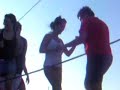 arriban de Cayo Blanco, a les increibles aigües cubanes uns estudiants de MEF es posen a ballar dalt d'un catamaran!!això si k és moure el CuerpOOoOO!!! ojoOooOo