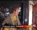 reeperbahnspecial iii
friedemann weise - hollywood
balconytv.de 29/09/2007
pr�sentiert von lars kaufmann

nach seinem auftritt auf dem spielbudenplatz hat sich der weise friedemann �ber die d�cher hamburgs auf unseren balkon gewagt und seinen song hollywood zum besten gegeben. textimprovisation inklusive. neben dieser spontanen live-texterei bestehen seine songs meistens aus drei akkorden auf der akustikgitarre und einer boy meets girl story, denn 