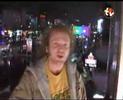 reeperbahnspecial iii
friedemann weise - hollywood
balconytv.de 29/09/2007
pr�sentiert von lars kaufmann

nach seinem auftritt auf dem spielbudenplatz hat sich der weise friedemann �ber die d�cher hamburgs auf unseren balkon gewagt und seinen song hollywood zum besten gegeben. textimprovisation inklusive. neben dieser spontanen live-texterei bestehen seine songs meistens aus drei akkorden auf der akustikgitarre und einer boy meets girl story, denn 