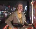 reeperbahnspecial iii
friedemann weise - hollywood
balconytv.de 29/09/2007
pr�sentiert von lars kaufmann

nach seinem auftritt auf dem spielbudenplatz hat sich der weise friedemann �ber die d�cher hamburgs auf unseren balkon gewagt und seinen song hollywood zum besten gegeben. textimprovisation inklusive. neben dieser spontanen live-texterei bestehen seine songs meistens aus drei akkorden auf der akustikgitarre und einer boy meets girl story, denn 