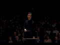 香港中樂團2008年英國巡演音樂會中，藝術總監及首席指揮閻惠昌特寫鏡頭。