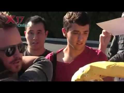 Breaking Bad's Aaron Paul Greets Fans At Burbank Studios
