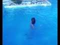 Comment nager � poil dans une piscine