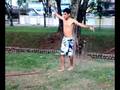 Jubão praticando um slackline