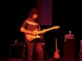 Alejandro Marcovich tocando un solo extendida de \"Afuera\"