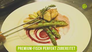 Filet vom Hamachi aus der Grillpfanne an sautiertem gr&uuml;nem Spargel
