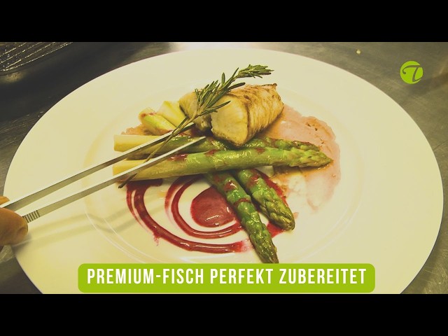 Filet vom Hamachi aus der Grillpfanne an sautiertem grünem Spargel Filet vom Hamachi aus der Grillpfanne an sautiertem grünem Spargel