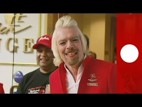Richard Branson en hôtesse de l'air, c'est fait ! Richard Branson en hôtesse de l'air, c'est fait !