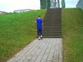 lhomme qui essaya de monter les escaliers en jonglant