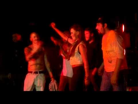 roth - esta es la mejor paseada k le dan a la vale roth despues de su video calenaton jajajajajajajaj sin palabras se kedo .... solo casi 4 minutos le duro el show.