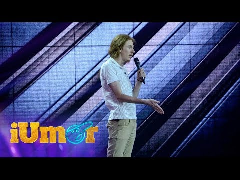 El este prezentatorul de știri perverse! Cosmin Tobă i-a speriat pe jurați cu înfățișarea lui