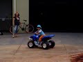 Arthur tentando atropelar os mecanicos do meu pai Arthur tentando atropelar os mecanicos do meu pai