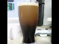 [TBB staff nota] La cerveza de malta de Guinness (Guinness stout) se compone de: agua, cebada, malta, lÃºpulo y levadura. Se menciona que en su elaboraciÃ³n se emplea el agua procedente de las Wicklow Mountains. Una porciÃ³n de la cebada es escamada y asada para darle a Guinness su color oscuro rubÃ y su sabor caracterÃstico. Es pasteurizada y filtrada. La cerveza comercializada en barriles (Draught beer) contiene ciertas cantidades de nitrÃ³geno (N2) asÃ como diÃ³xido de carbono. El nitrÃ³geno es mucho menos soluble que el diÃ³xido de carbono (CO2), lo que permite a la cerveza almacenarse en estos recipientes sin que se convierta en una bebida carbonatada. La alta presiÃ³n del gas disuelto, permite que se formen pequeÃ±as burbujas y al servirse se genere la espuma caracterÃstica de la Guiness. La cremosidad de la Guinness de barril es debido en parte a su pequeÃ±a cantidad de diÃ³xido de carbono y de esta forma se generan pequeÃ±as burbujas debido al uso de gas de nitrÃ³geno a alta presiÃ³n. La versiÃ³n de la cerveza denominada Original Extra Stout sabe bastante diferente y contiene sÃ³lo diÃ³xido de carbono, causÃ¡ndole un sabor mÃ¡s Ã¡cido. A pesar de su reputaciÃ³n de Â«comida en un vasoÂ» o Â«pan lÃquidoÂ», Guinness sÃ³lo contiene 198 calorÃas por pinta imperial (1460kJ/L), menos que la misma cantidad que un vaso equivalente de leche desnatada o de un zumo de naranja. Guinness no es adecuada para veganos y vegetarianos debido al uso de ictiocola para refinarla, que <b>...</b>