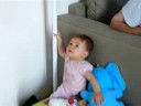 Clémentine rentre dans son coffre à jouets