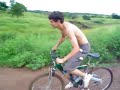 jackass na trilha da ariranha.MPG