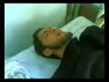 شاب يقرأ القرآن وهو تحت آثار البنج بعد خروجه من عملية جراحية