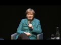 geschwiegen hat sie nicht, im gegenteil: angela merkel zeigt beim brigitte-talk viel humor. die kanzlerin spricht offen �ber attraktive m�nner - und ihre leg...