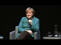 geschwiegen hat sie nicht, im gegenteil: angela merkel zeigt beim brigitte-talk viel humor. die kanzlerin spricht offen �ber attraktive m�nner - und ihre leg...
