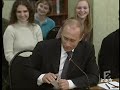 5 mars 2004 reportage consacr� aux �lections pr�sidentielles en russie. a une semaine du scrutin, �vocation de l'omnipr�sence du pr�sident vladimir poutine q...