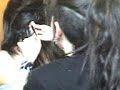 Maggoh poniendole las extensiones a Ailu Maggoh poniendole las extensiones a Ailu