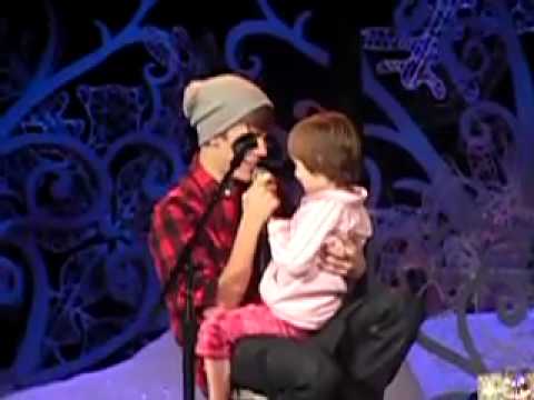 0 Justin Bieber subió a su hermanita al escenario en un especial navideño (FOTOS Y VIDEO)