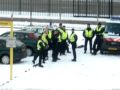 Sneeuwballen gooien tijdens rust van Vitesse - PSV