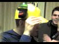 Pour son anniversaire, Kutch a eu une casquette de poivrot :)Il nous fait d'ailleurs la démonstration de commentqu'camarche avec deux bières =)(Filmé le 15 mars 2008)