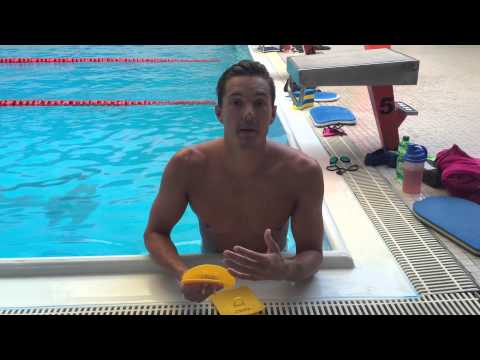 Besser schwimmen mit Paddels: Vergleich von Fingerpaddels und großen Paddels