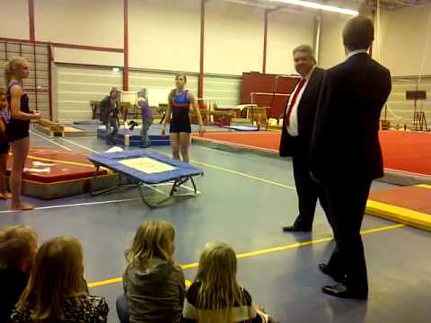 Wethouder opent gerenoveerde turnhal met trampolinesprong